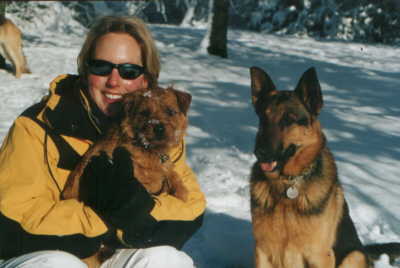 Norfolk Terrier `Leo` mit Familie im Winterurlaub.